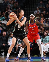 开云注册入口-韩旭8分3板1断约翰内斯21+5 自由人主场轻取水星